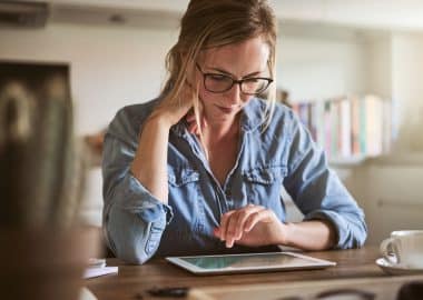 Vrouw kijkt op tablet