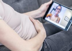 Zwangere vrouw met tablet