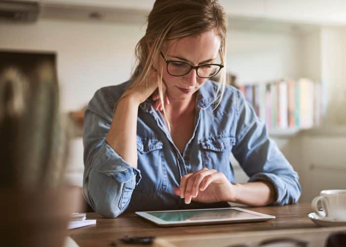 Vrouw kijkt op tablet - voor jou