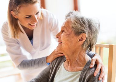 Vrouw en verzorgster lachen - Voor zorgorganisaties