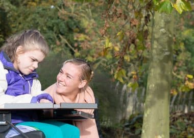 Vrouw met gehandicapt meisje in een rolstoel - eindgebruiker betrekken bij PGO